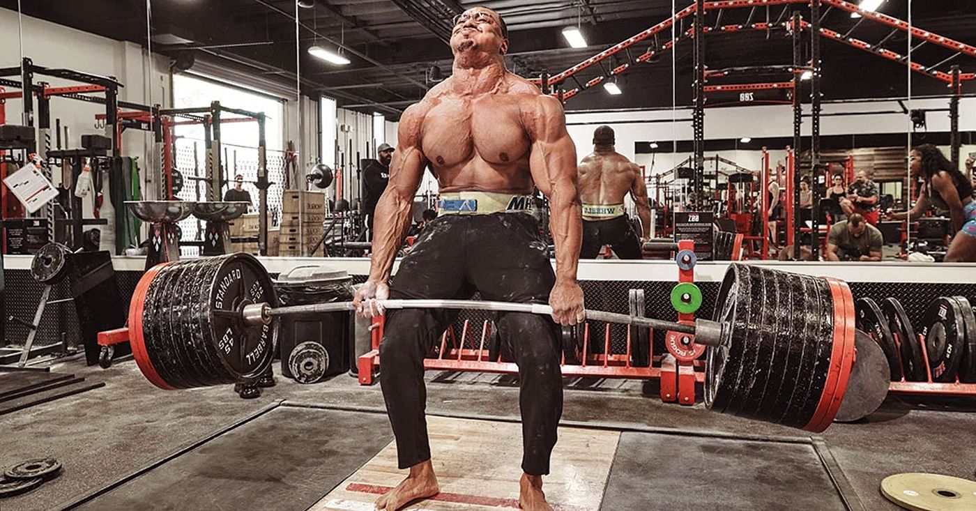 Weightlifter using a weight lifting belt correctly during a heavy lift